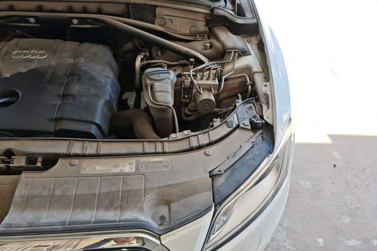 Used Audi Q5 2013 40 TFSI Ambition Engine Bay Left