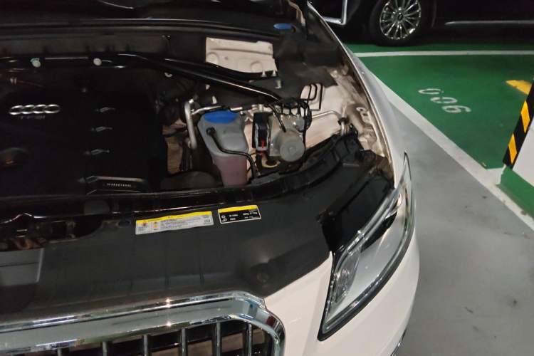 Used Audi Q5 2013 40 TFSI Technology Edition Engine Bay Left