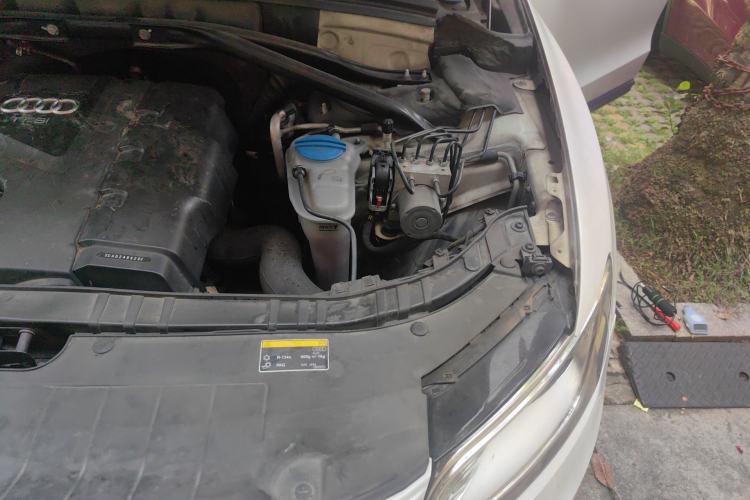 Used Audi Q5 2013 40 TFSI Technology Edition Engine Bay Left