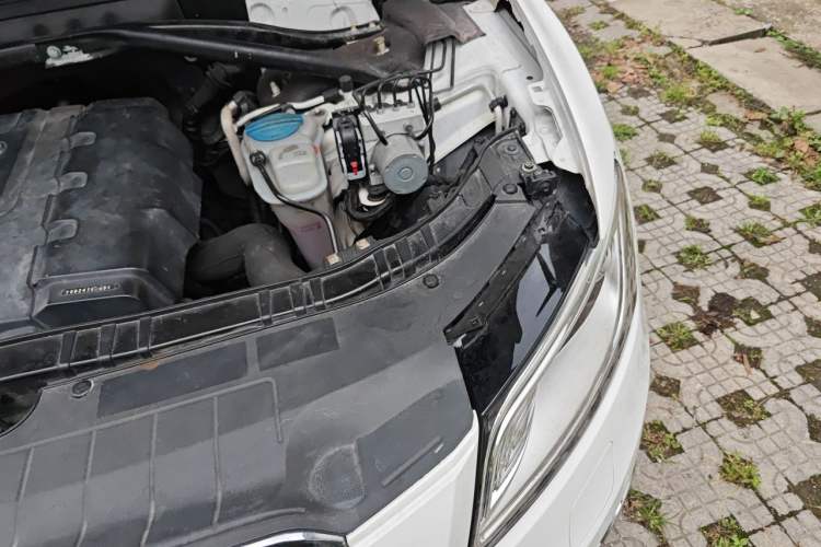 Used Audi Q5 2013 40 TFSI Comfort Edition Engine Bay Left