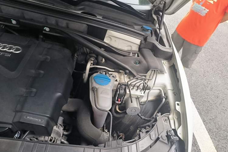 Used Audi Q5 2013 40 TFSI Ambition Engine Bay Left