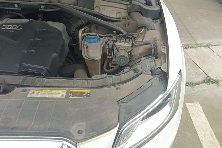 Used Audi Q5 2013 40 TFSI Technology Edition Engine Bay Left