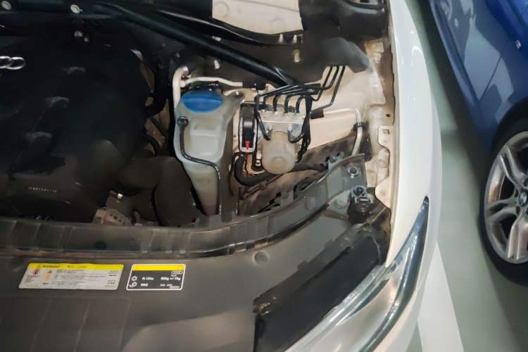 Used Audi Q5 2013 40 TFSI Comfort Edition Engine Bay Left