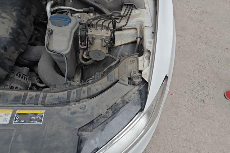Used Audi Q5 2013 40 TFSI Ambition Engine Bay Left