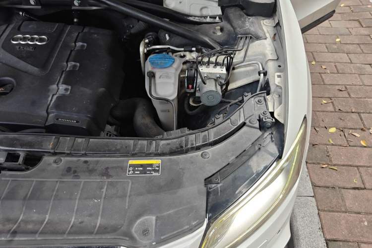 Used Audi Q5 2013 40 TFSI Comfort Edition Engine Bay Left