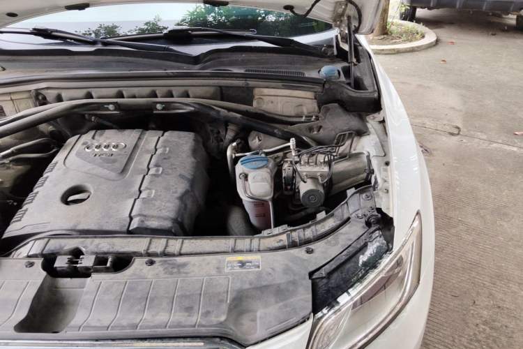 Used Audi Q5 2013 40 TFSI Comfort Edition Engine Bay Left