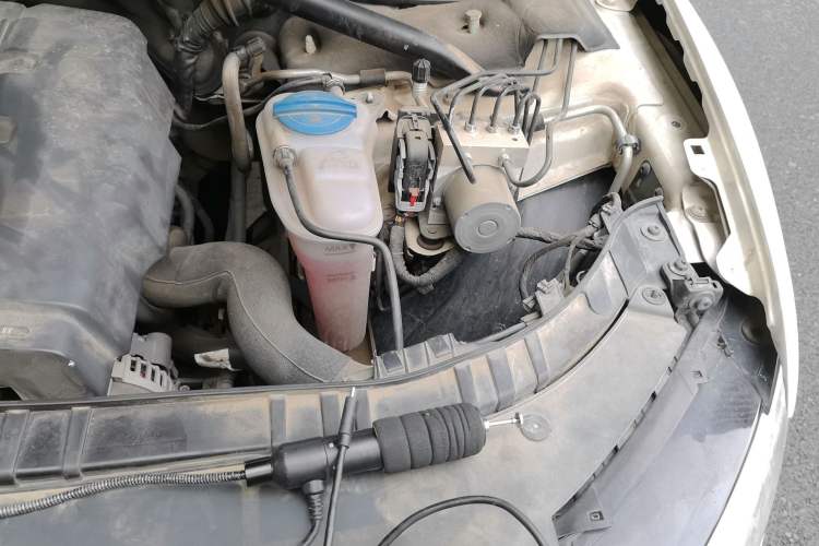 Used Audi Q5 2013 40 TFSI Ambition Engine Bay Left