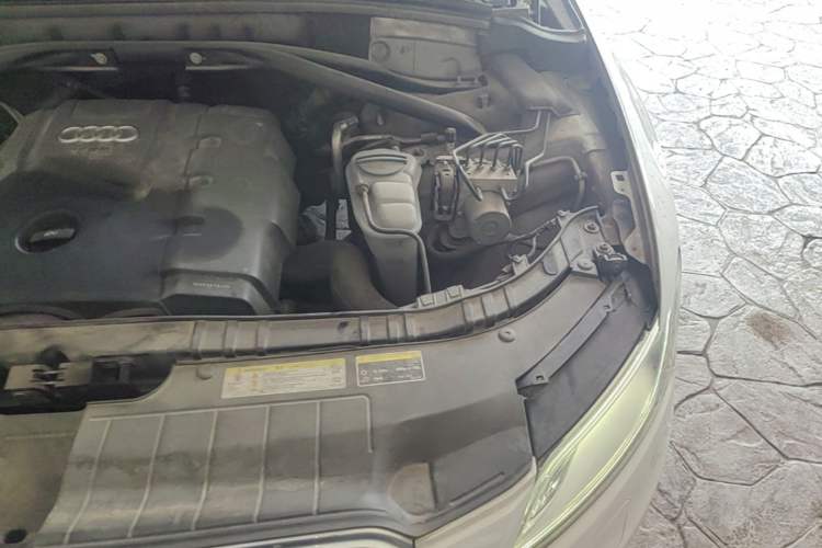 Used Audi Q5 2013 40 TFSI Ambition Engine Bay Left