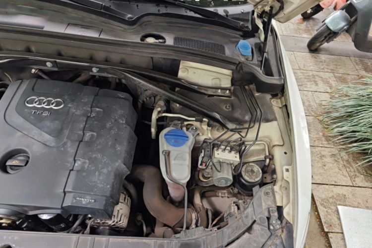 Used Audi Q5 2013 40 TFSI Technology Edition Engine Bay Left