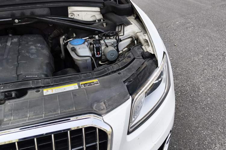 Used Audi Q5 2013 40 TFSI Ambition Engine Bay Left