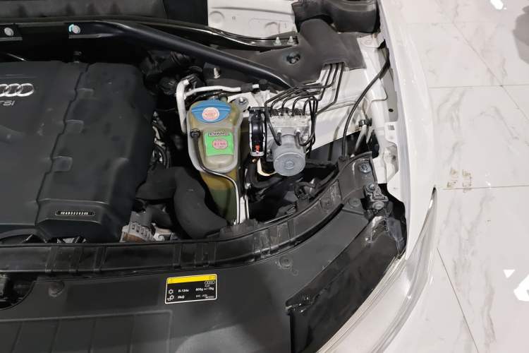 Used Audi Q5 2013 40 TFSI Technology Edition Engine Bay Left