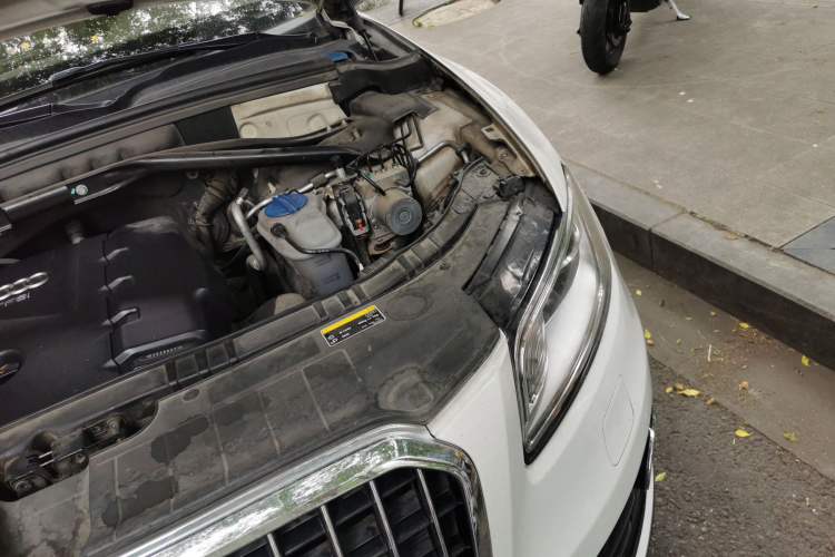 Used Audi Q5 2013 40 TFSI Comfort Edition Engine Bay Left