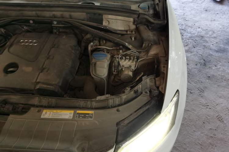 Used Audi Q5 2013 40 TFSI Technology Edition Engine Bay Left
