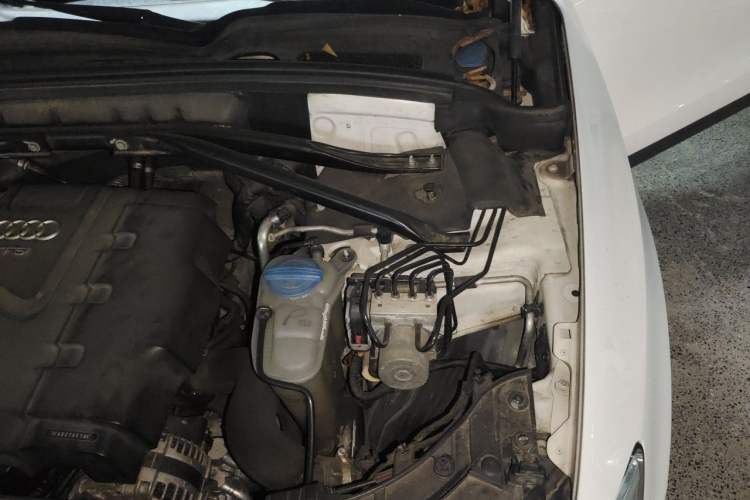 Used Audi Q5 2013 40 TFSI Ambition Engine Bay Left