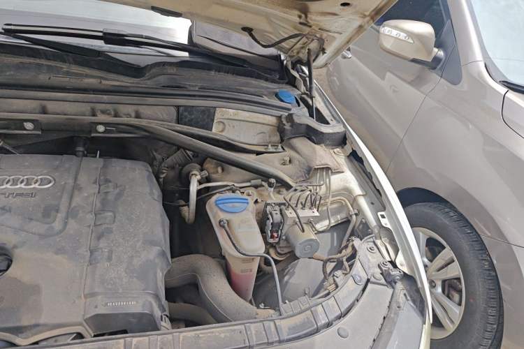 Used Audi Q5 2013 40 TFSI Technology Edition Engine Bay Left