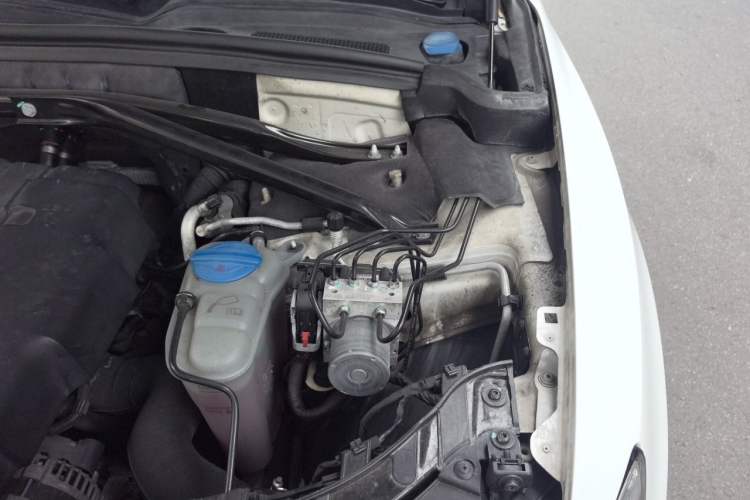 Used Audi Q5 2013 40 TFSI Ambition Engine Bay Left