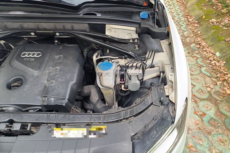 Used Audi Q5 2013 40 TFSI Ambition Engine Bay Left