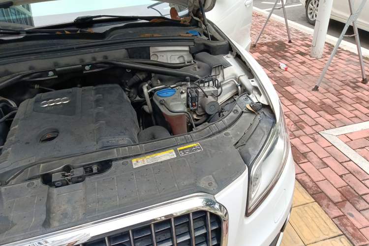 Used Audi Q5 2013 40 TFSI Technology Edition Engine Bay Left