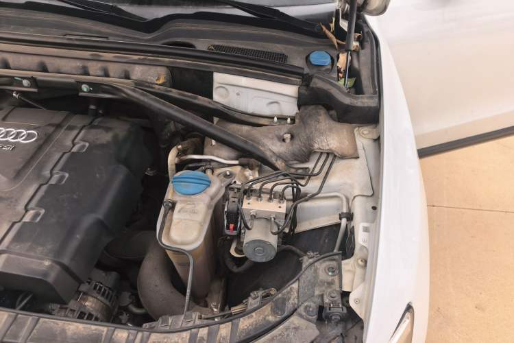 Used Audi Q5 2013 40 TFSI Comfort Edition Engine Bay Left