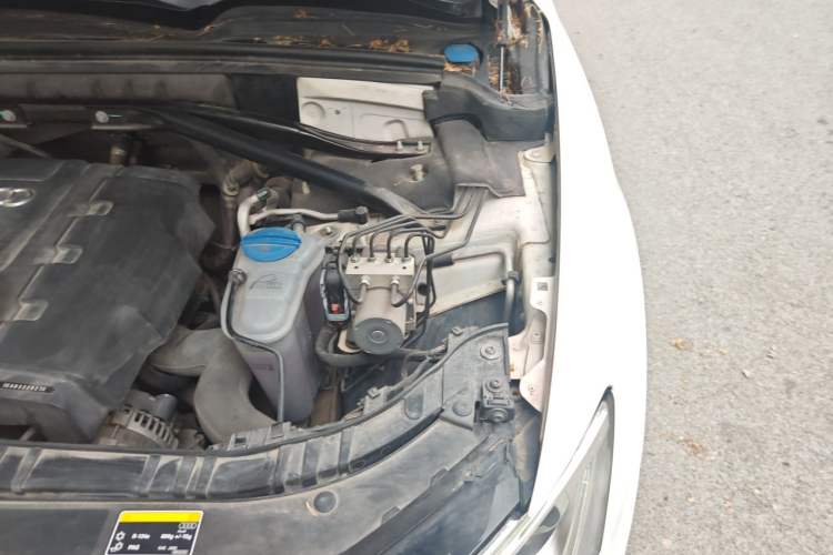 Used Audi Q5 2013 40 TFSI Ambition Engine Bay Left