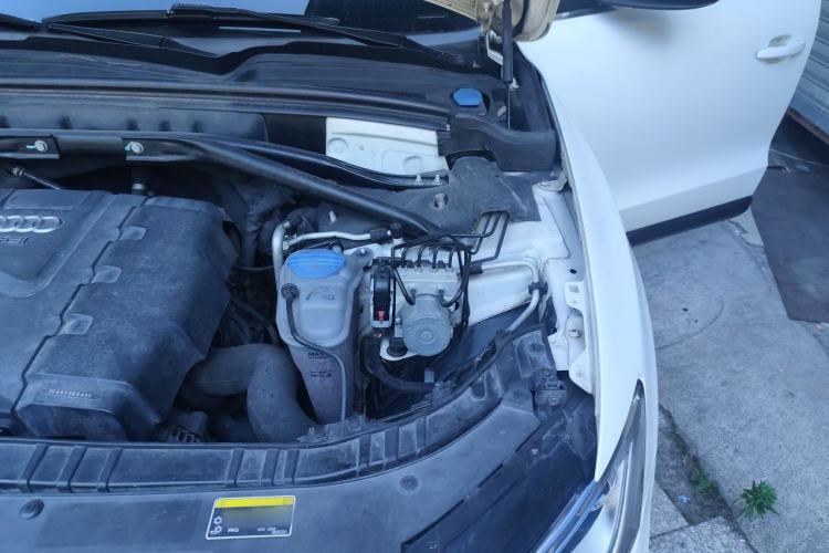 Used Audi Q5 2013 40 TFSI Ambition Engine Bay Left