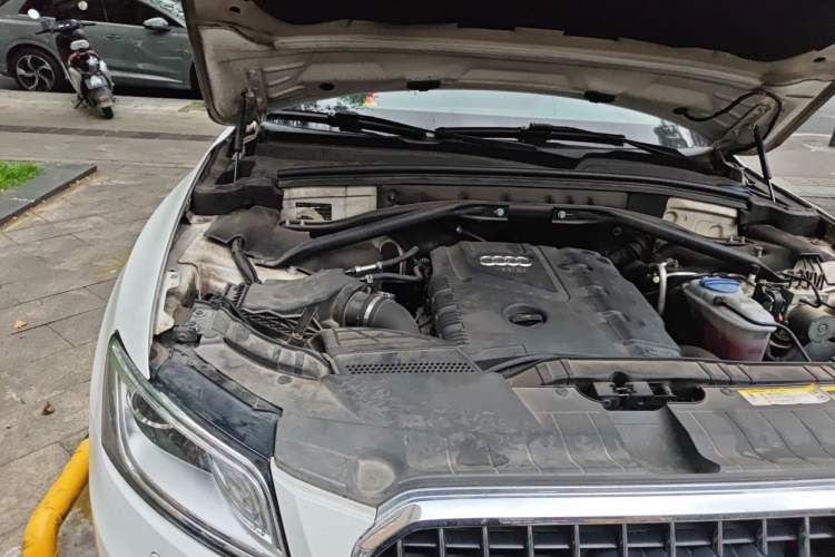 Used Audi Q5 2013 40 TFSI Ambition Engine Bay Right