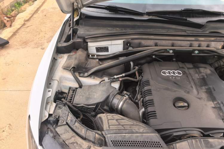 Used Audi Q5 2013 40 TFSI Comfort Edition Engine Bay Right