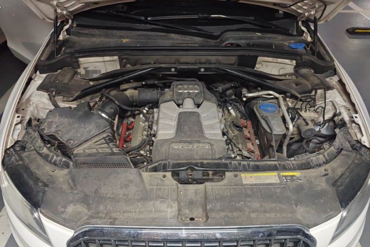 Used Audi Q5 2013 45 TFSI quattro off-road version Engine Bay