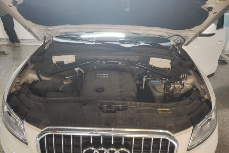 Used Audi Q5 2013 40 TFSI Ambition Engine Bay