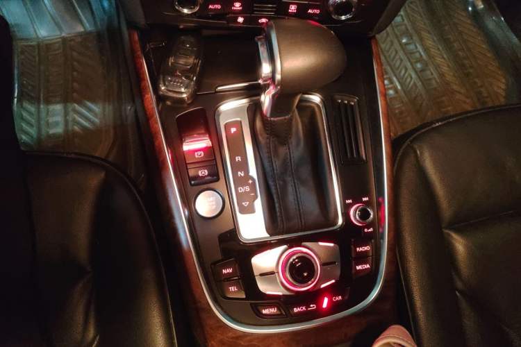 Used Audi Q5 2013 40 TFSI Comfort Edition Gear Lever