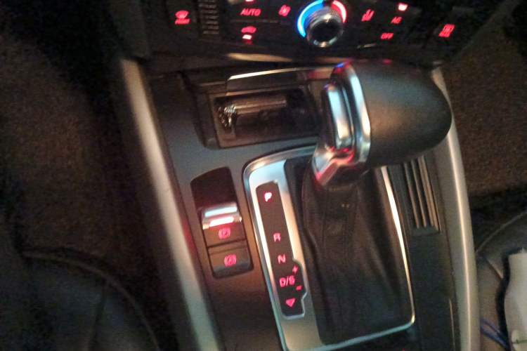 Used Audi Q5 2013 40 TFSI Ambition Gear Lever