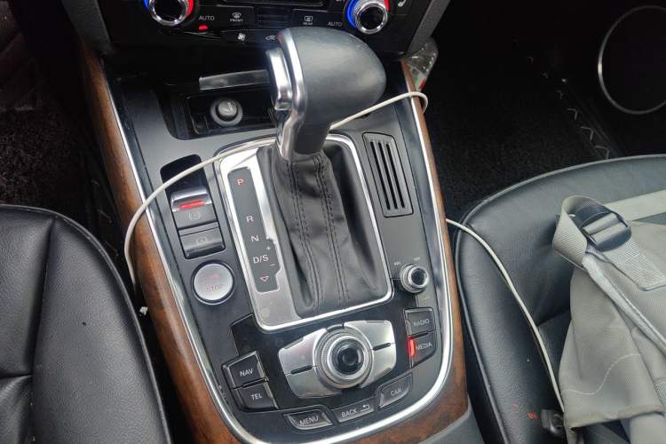 Used Audi Q5 2013 40 TFSI Comfort Edition Gear Lever
