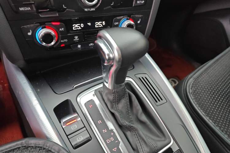 Used Audi Q5 2013 40 TFSI Technology Edition Gear Lever