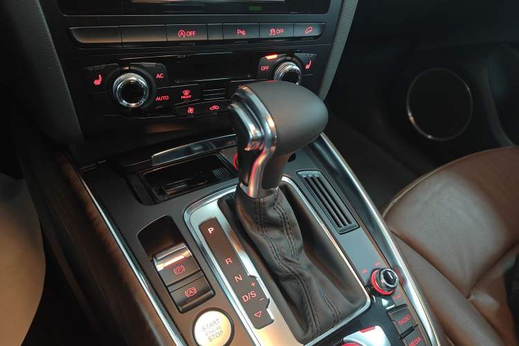 Used Audi Q5 2013 40 TFSI Comfort Edition Gear Lever