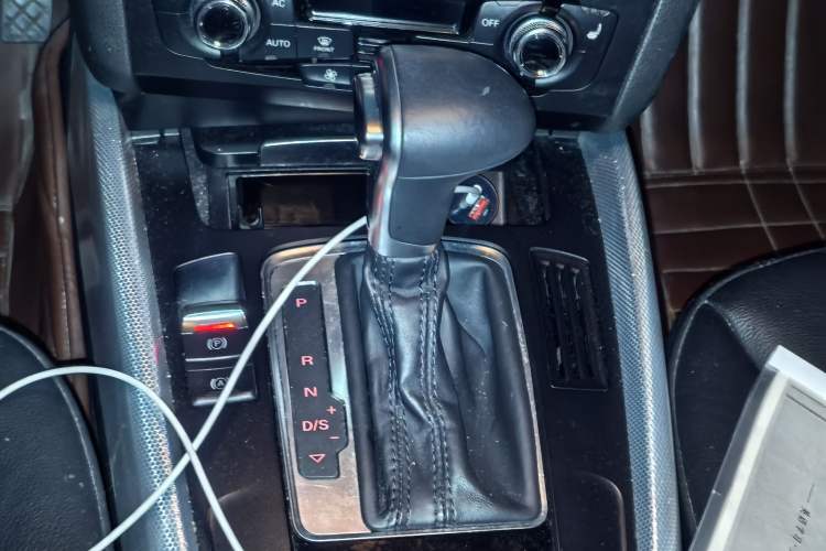 Used Audi Q5 2013 40 TFSI Technology Edition Gear Lever