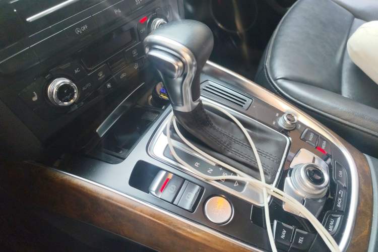 Used Audi Q5 2013 40 TFSI Comfort Edition Gear Lever