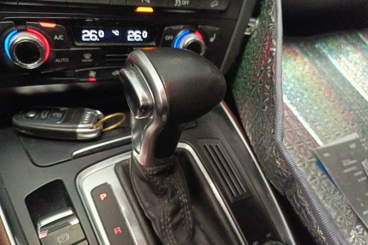 Used Audi Q5 2013 40 TFSI Comfort Edition Gear Lever