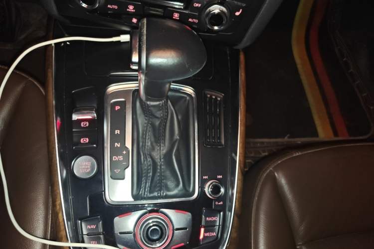 Used Audi Q5 2013 40 TFSI Comfort Edition Gear Lever
