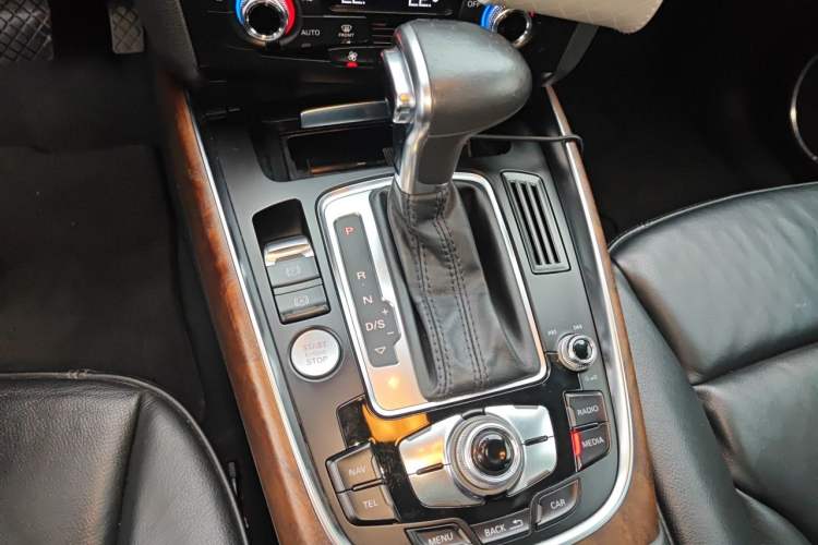 Used Audi Q5 2013 40 TFSI Comfort Edition Gear Lever