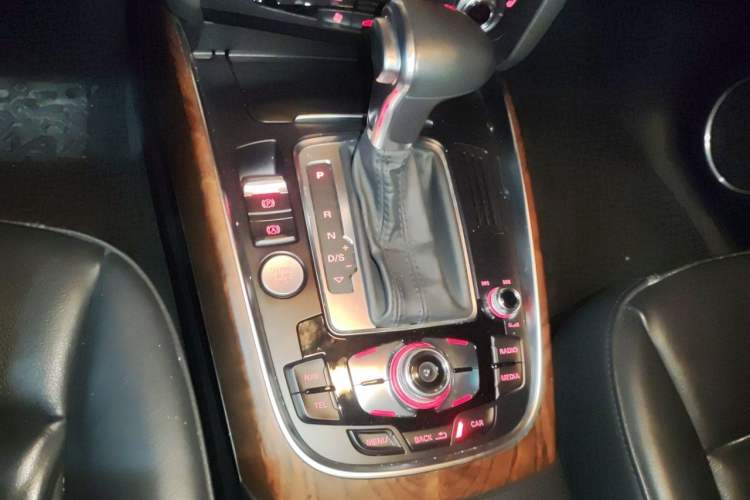 Used Audi Q5 2013 40 TFSI Comfort Edition Gear Lever