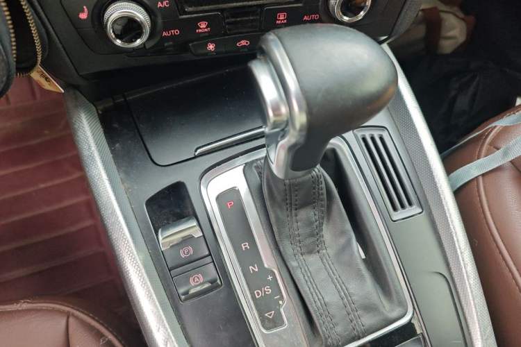 Used Audi Q5 2013 40 TFSI Technology Edition Gear Lever