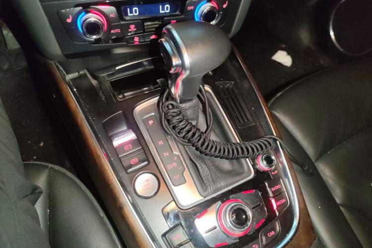 Used Audi Q5 2013 40 TFSI Comfort Edition Gear Lever