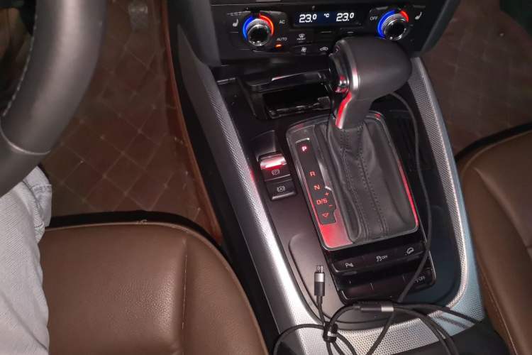 Used Audi Q5 2013 40 TFSI Technology Edition Gear Lever