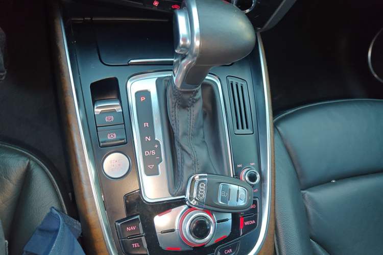 Used Audi Q5 2013 40 TFSI Comfort Edition Gear Lever