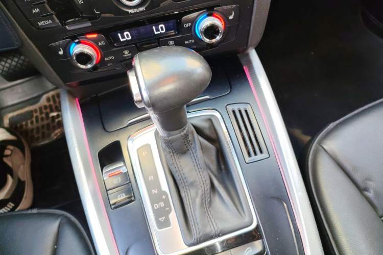 Used Audi Q5 2013 40 TFSI Technology Edition Gear Lever