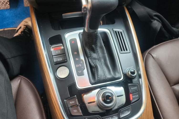 Used Audi Q5 2013 40 TFSI Comfort Edition Gear Lever