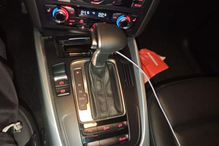 Used Audi Q5 2013 40 TFSI Technology Edition Gear Lever