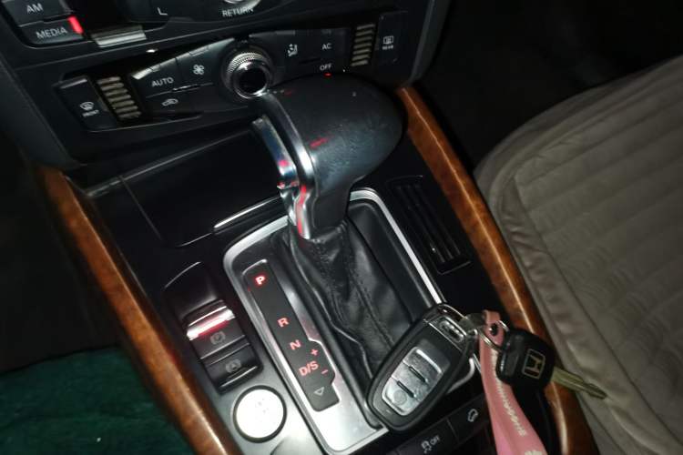 Used Audi Q5 2013 40 TFSI Ambition Gear Lever