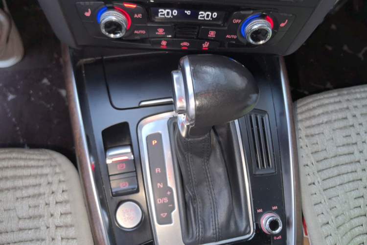 Used Audi Q5 2013 40 TFSI Comfort Edition Gear Lever