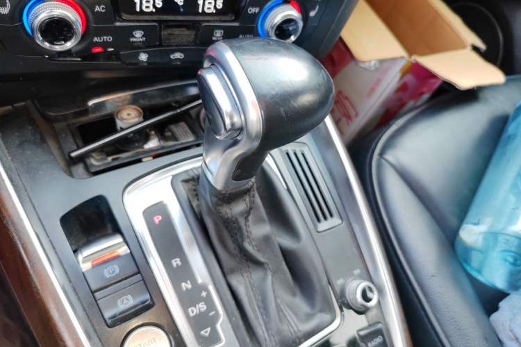 Used Audi Q5 2013 40 TFSI Comfort Edition Gear Lever